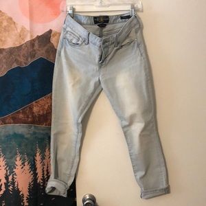 Women's Lucky brand light blue denim Leyla Capri size 4/27